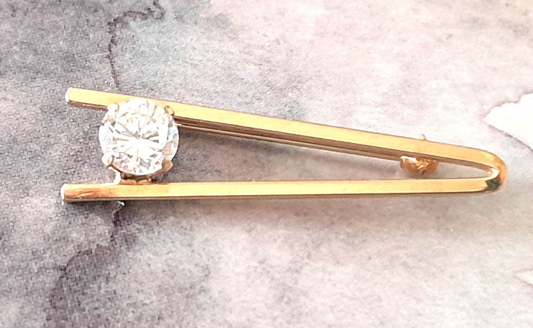 VTG Brilliant Cut Queen Anne Cubic Zirconia Bright Gold Tone 1.25″ Pin Brooch