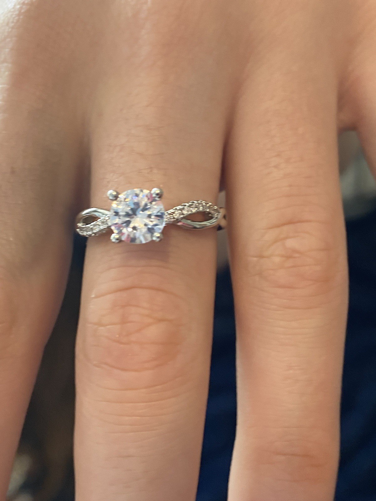 RING 💍Beautiful, internally flawless, round cut 1 carat MOISSANITE solitaire.