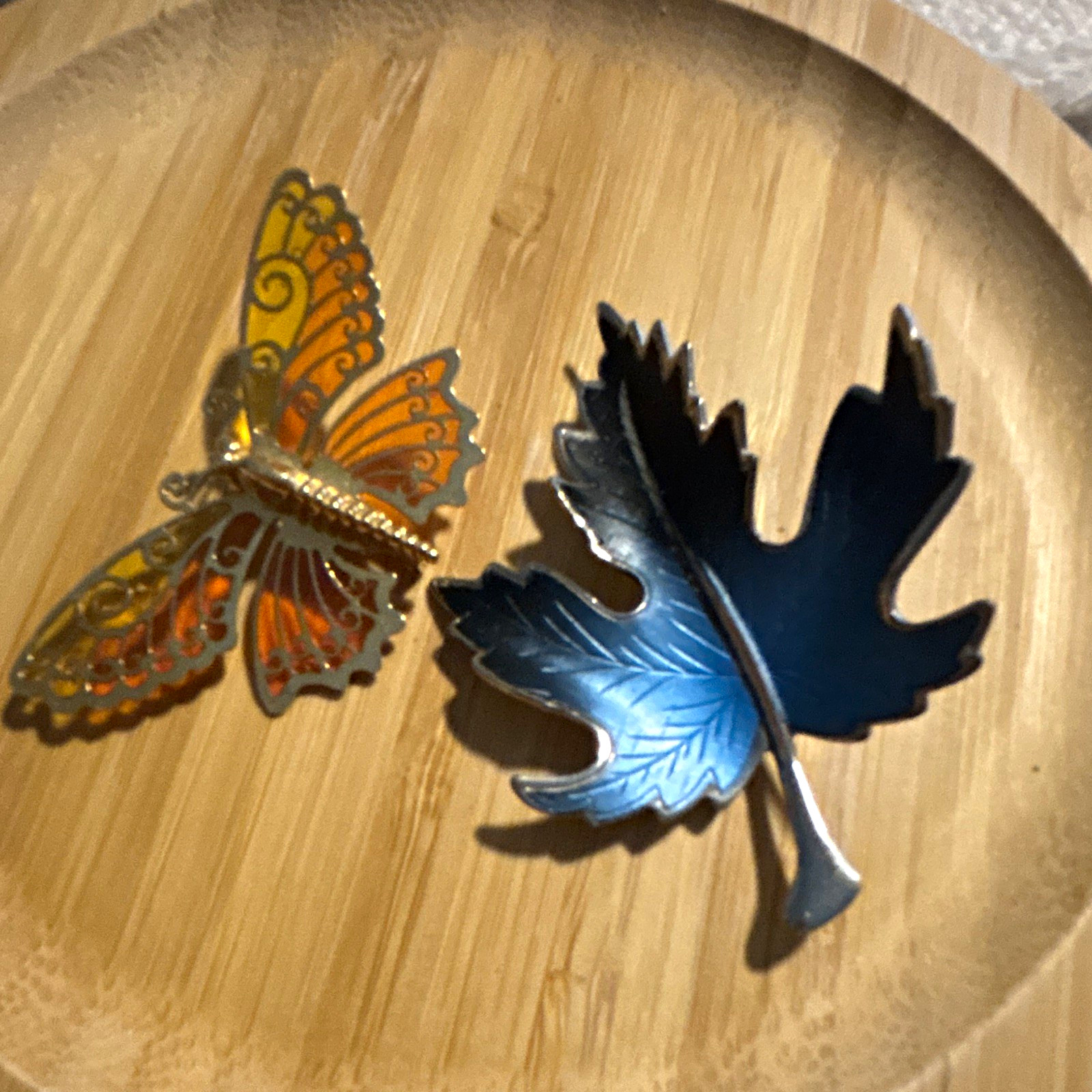 VTG Estate 2pc Enamel Metal Butterfly & Metal Leaf Brooch Pin Set Silver Gold