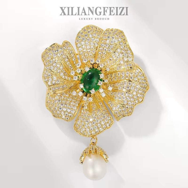 Luxury Gold Flower Brooch – Simulated Clear Crystals & Green Center Stone