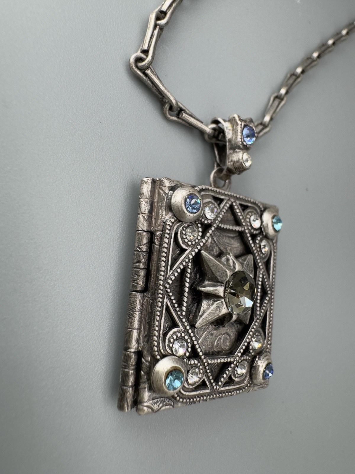 Nice SWEET ROMANCE USA SILVER TONE PENDANT LOCKET RHINESTONES CHAIN NECKLACE