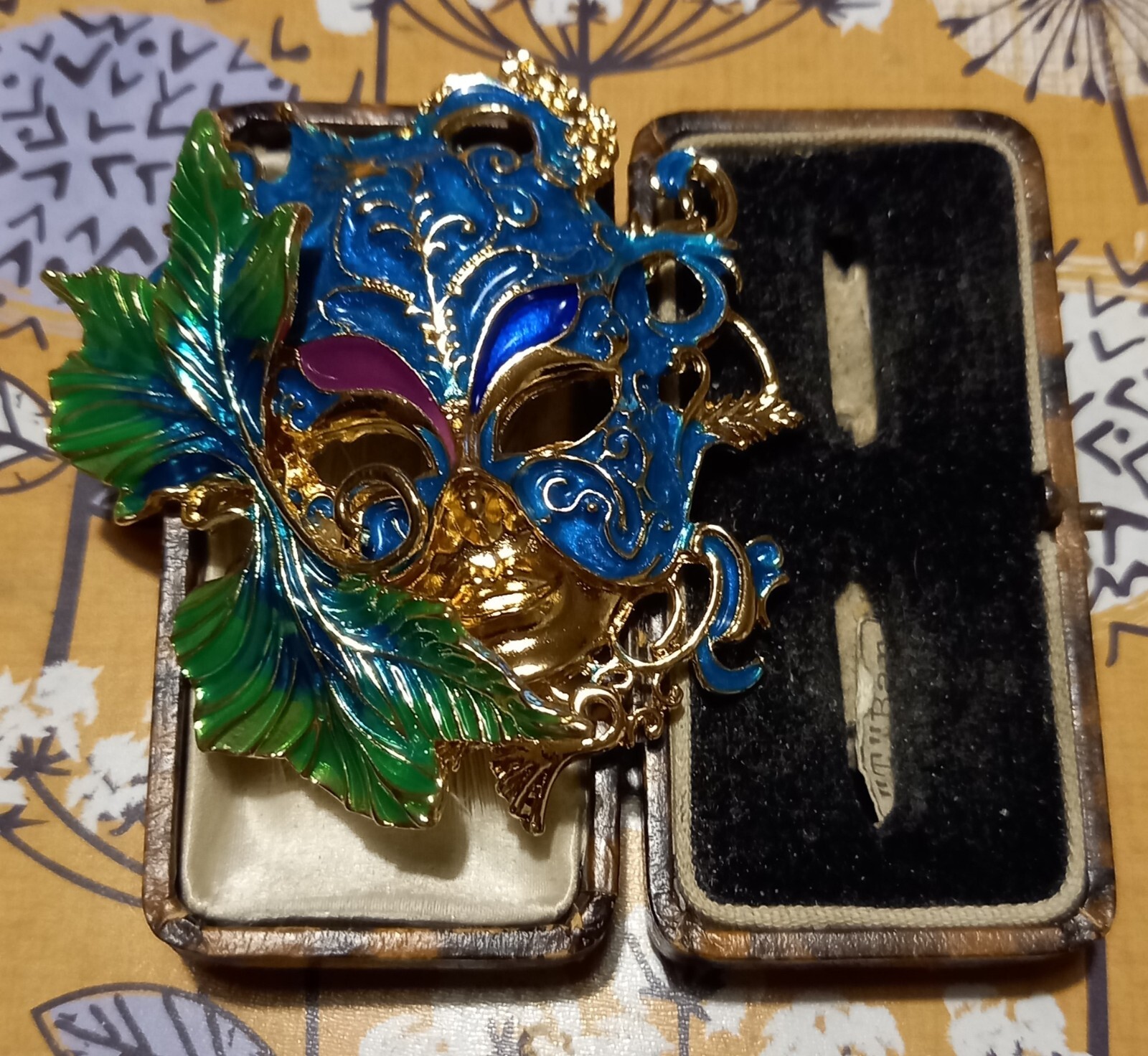 VINTAGE STYLE LARGE BIG GOLDTONE ENAMEL VENETIAN MASK BROOCH GLAM SPECTACULAR