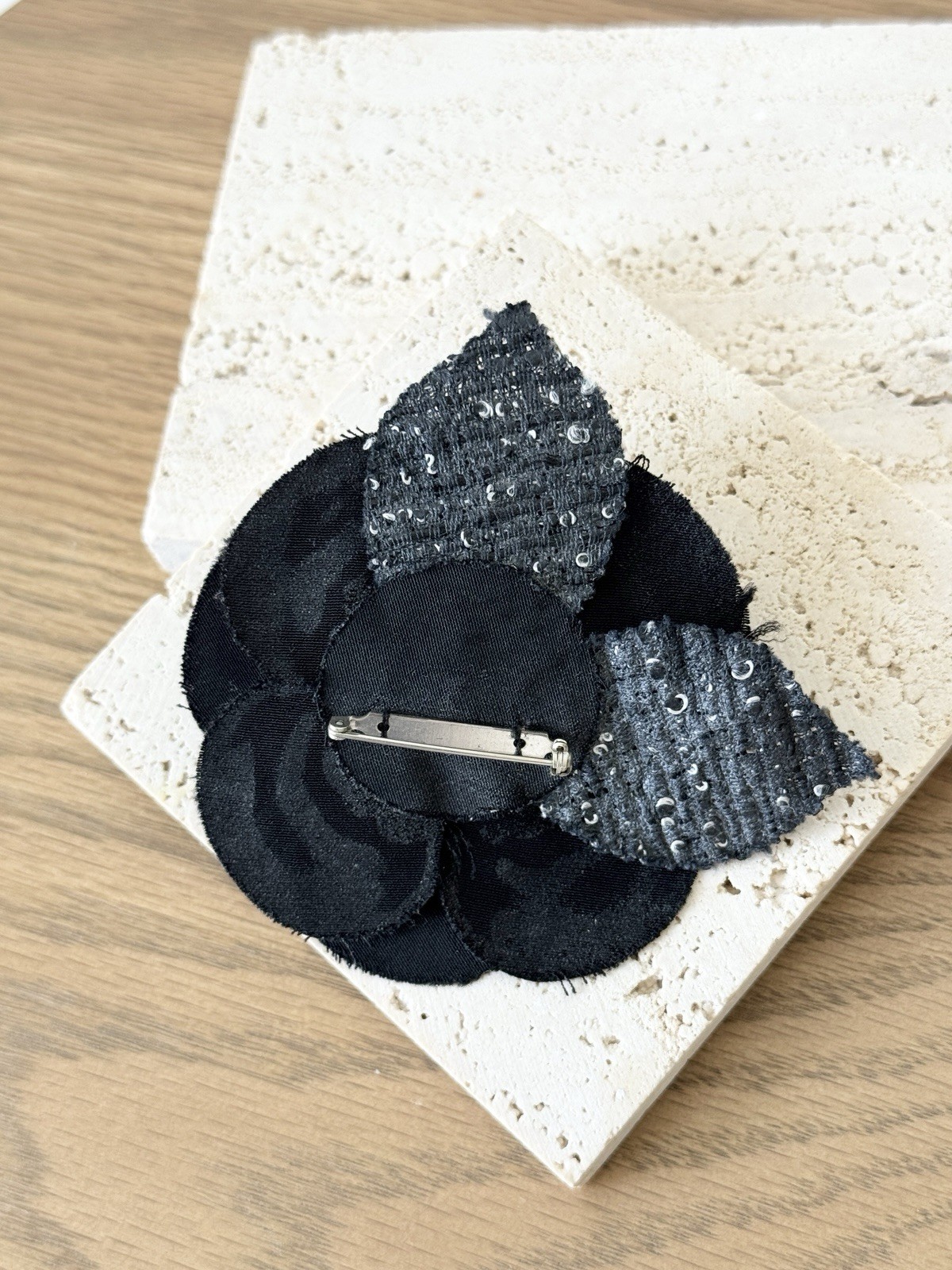 CHANEL Camélia Brooch crafted from black tweed/canvas – Black / White