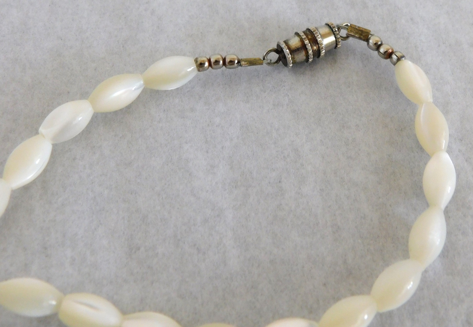 Beaded Necklace – Oblong & Round – Iridescent White and Pink – unmarked (#N452)