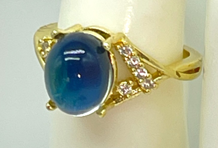 Ring Gold Tone Mood Ring Starts off Blue & Changes Color. Size 7 Adjustable