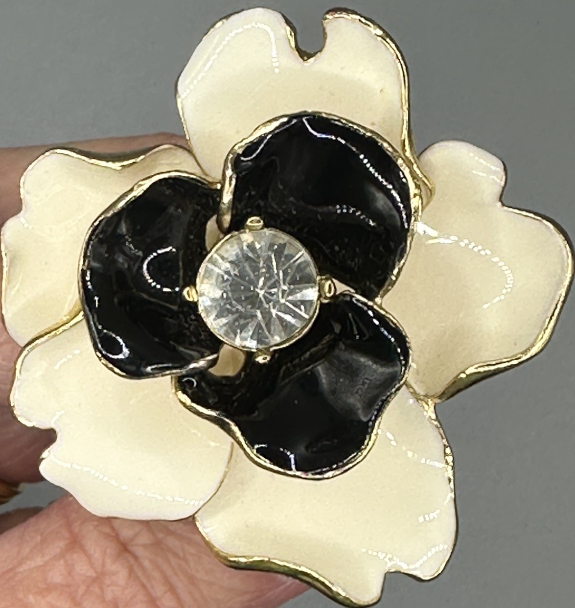 KJL Kenneth Jay Lane Black & Cream Camellia Floral Statement Cocktail Ring Vtg