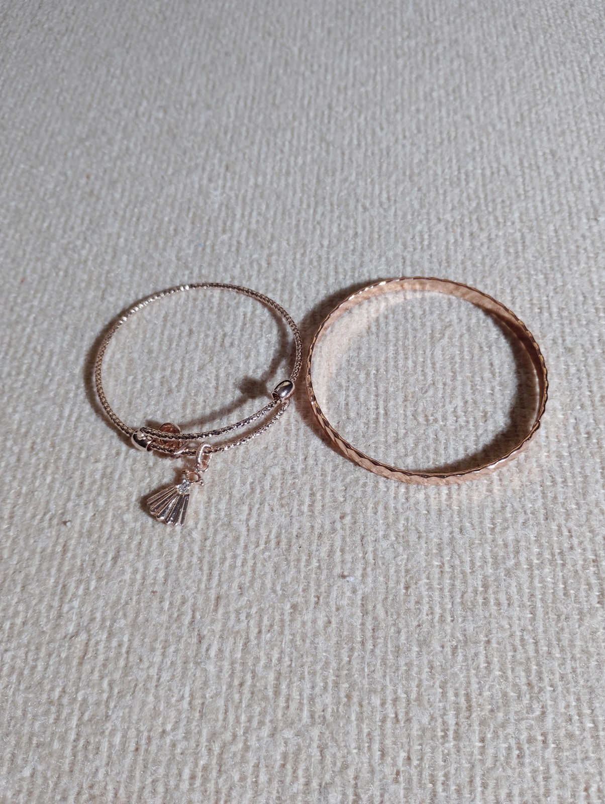 Unbranded Lady Gold Tone 3in Bangle Bracelets