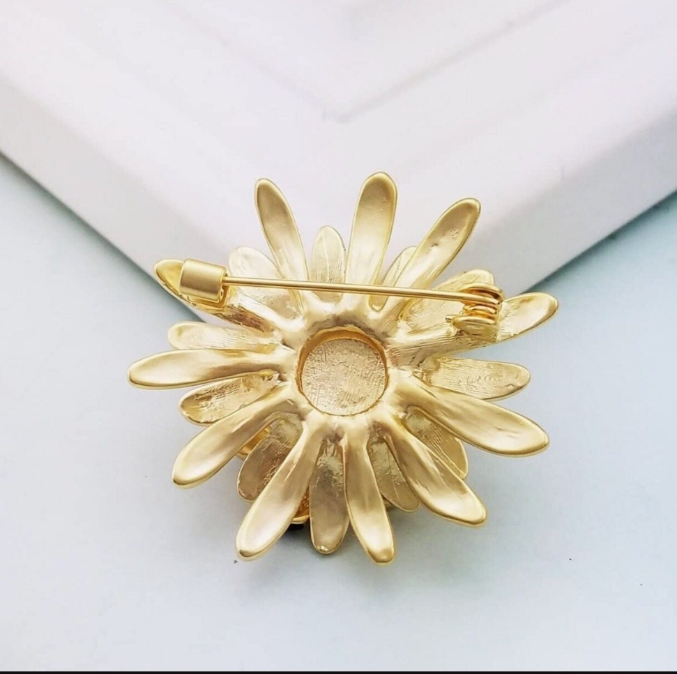 ENAMEL DAISY FLOWER BEE BROOCH PIN~EASTER MOTHERS DAY GARDENER GIFT FOR HER MOM