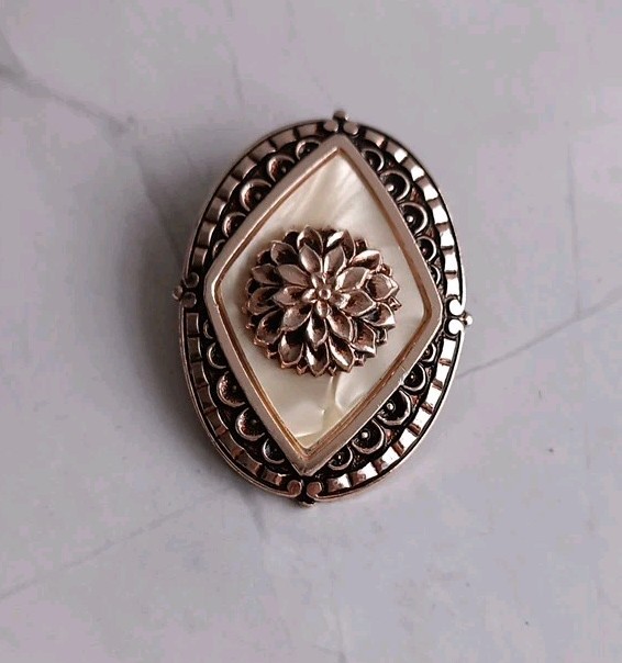 Oval Flower Scarf Ring Rose Gold Tone Mother of Pearl Background 3x 2.5 cm VGC