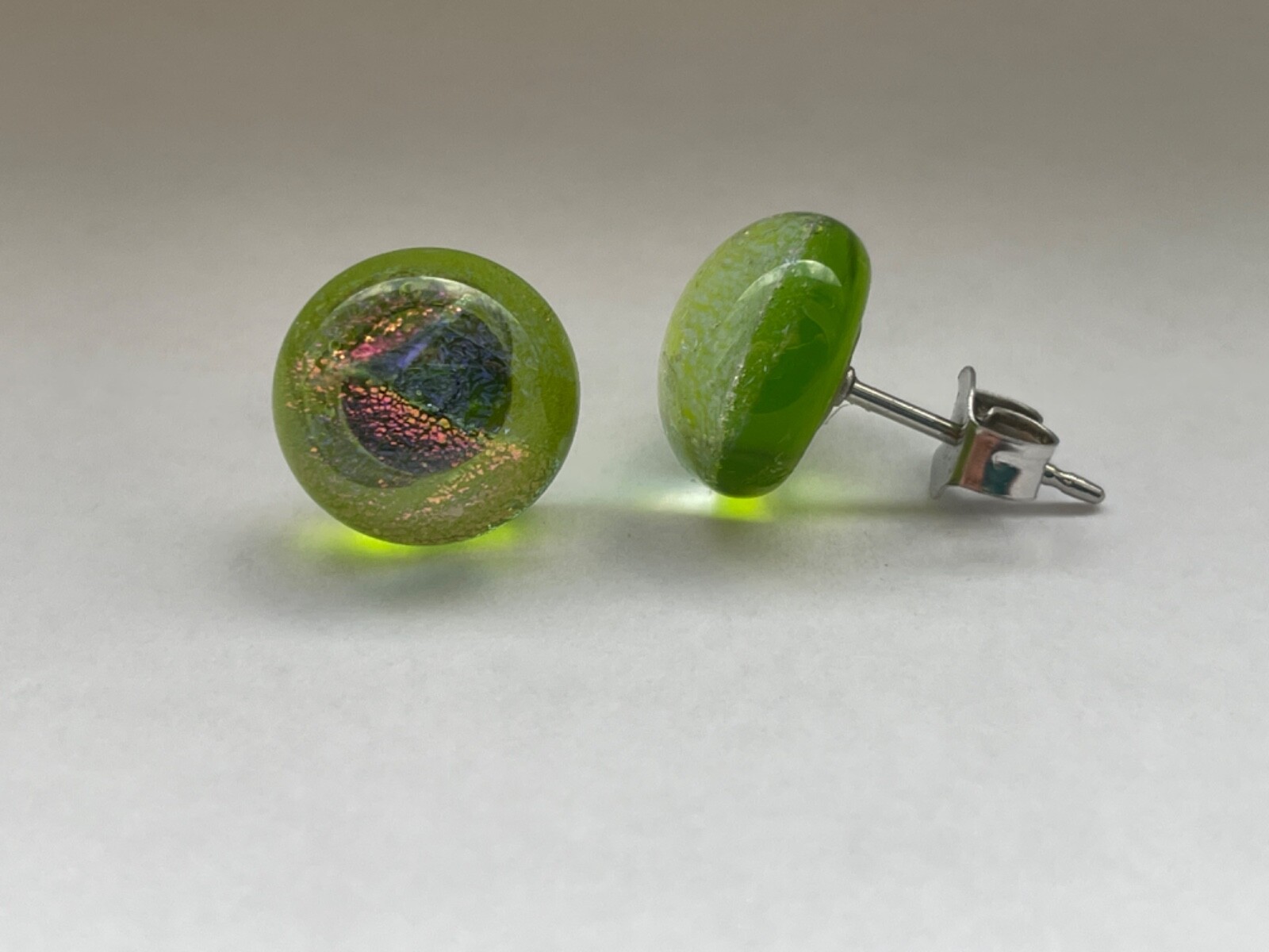 Small green round plastic glitter stud earrings