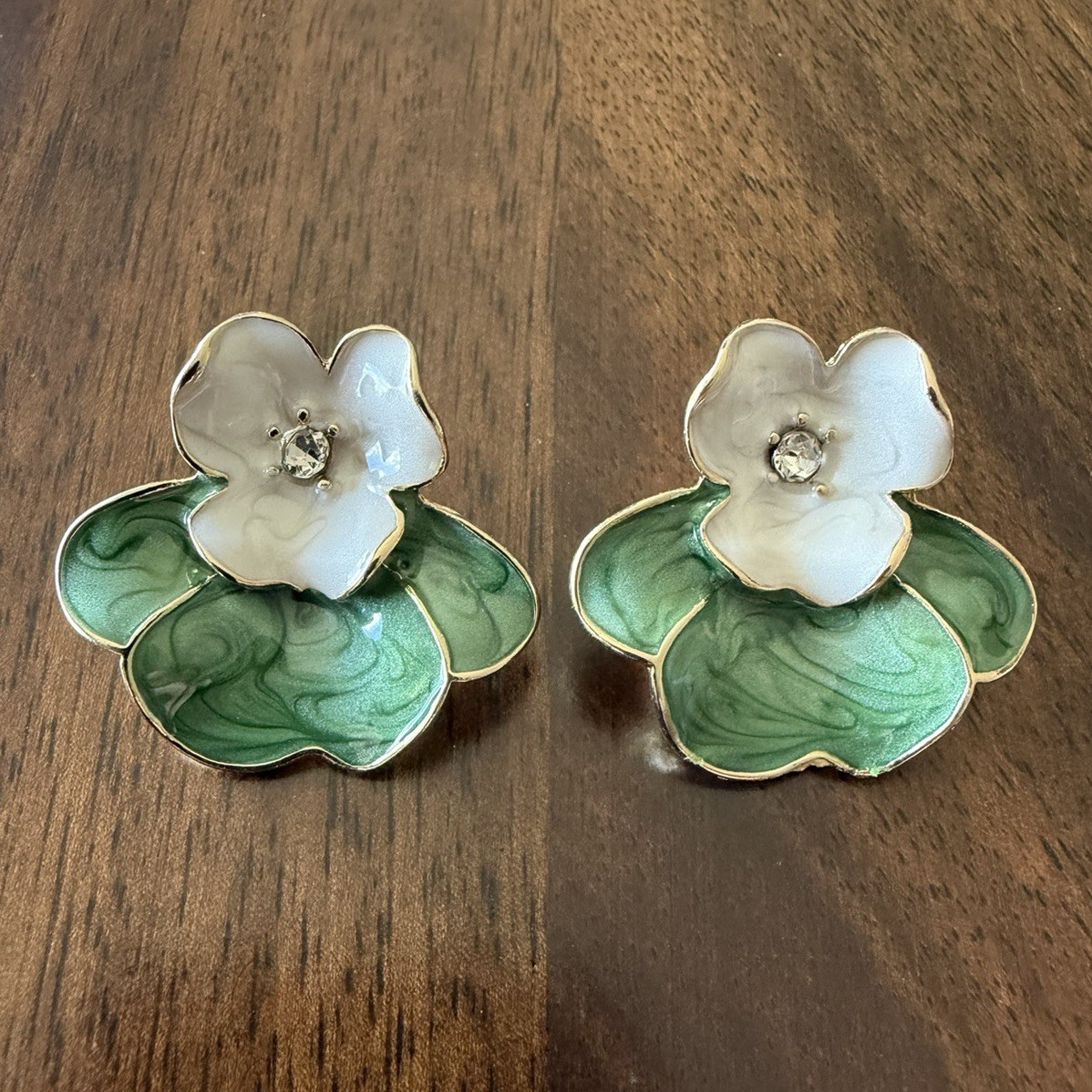 Green and White Enamel Flower Stud Earrings, Butterfly Closure, Lobe, No Stone