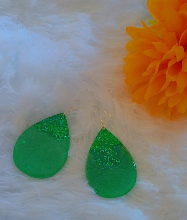 Green Teardrop Stud Earrings Resin No Stone Lobe Ear Area Pair
