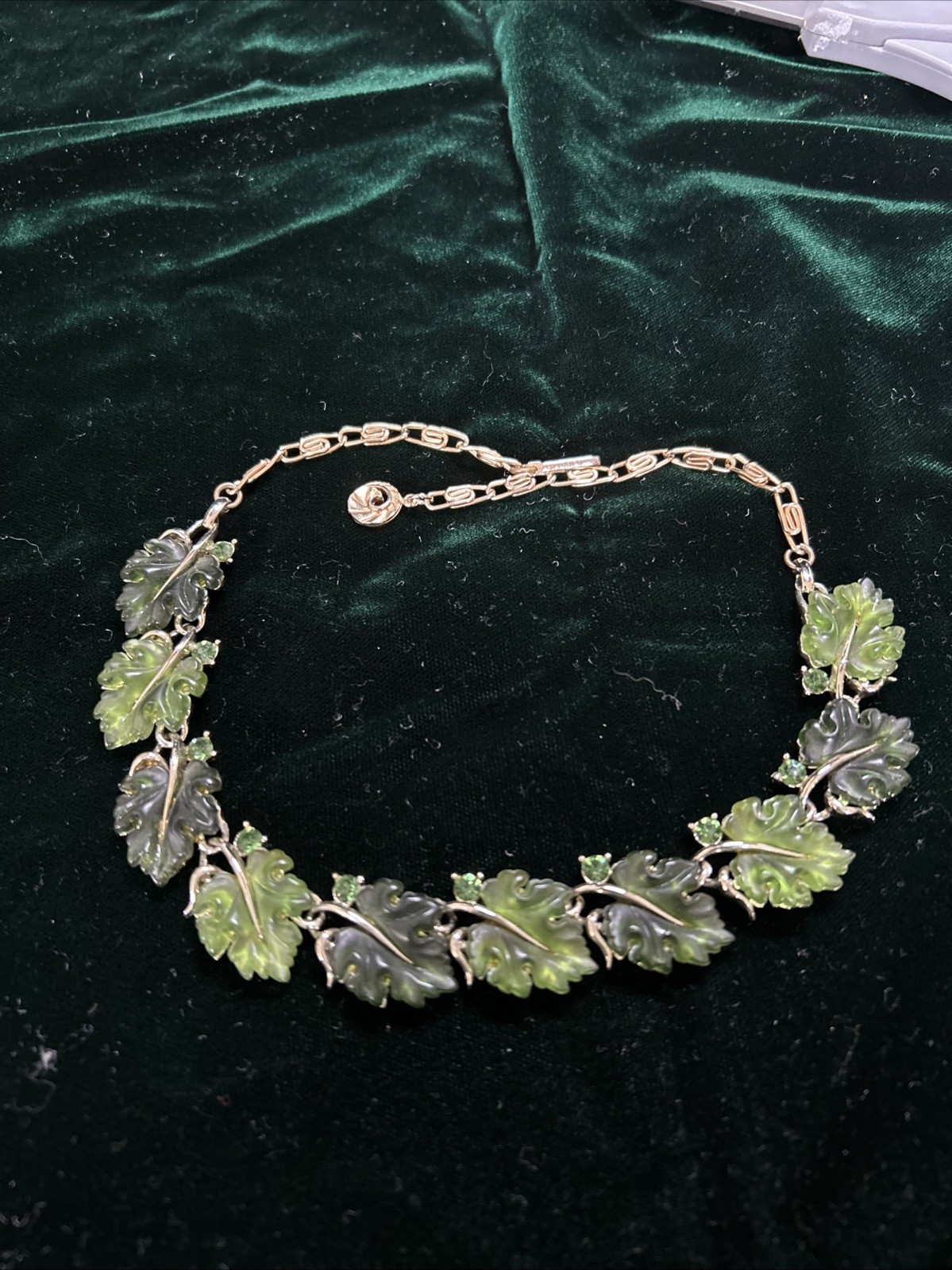 LISNER Green Oak Leaf Choker Necklace Molded Lucite Green Rhinestone Gold Toned