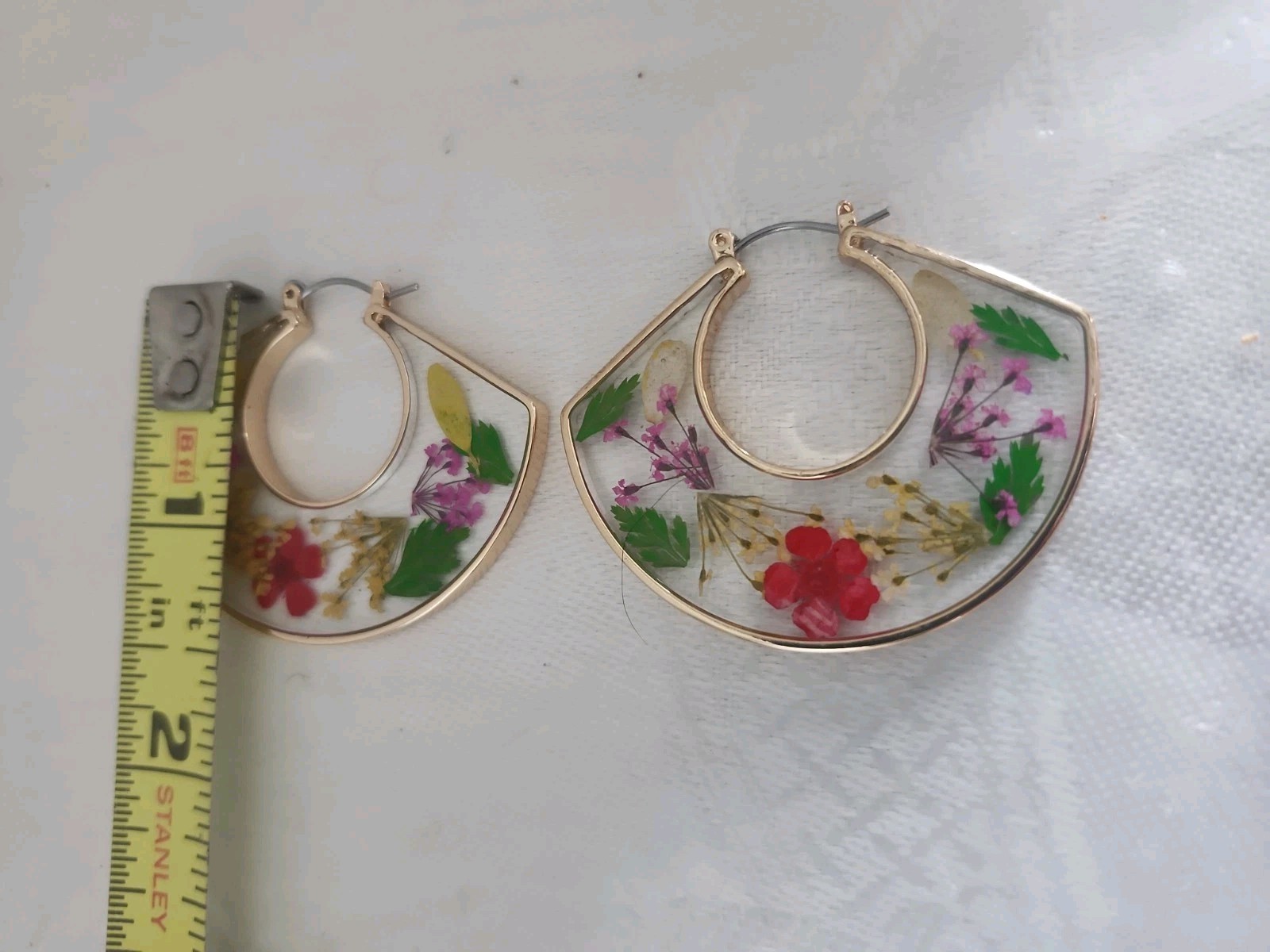 Natural Pressed Wild Flowers Encased Gold Tone Dangle Earrings Pierced 1.5”