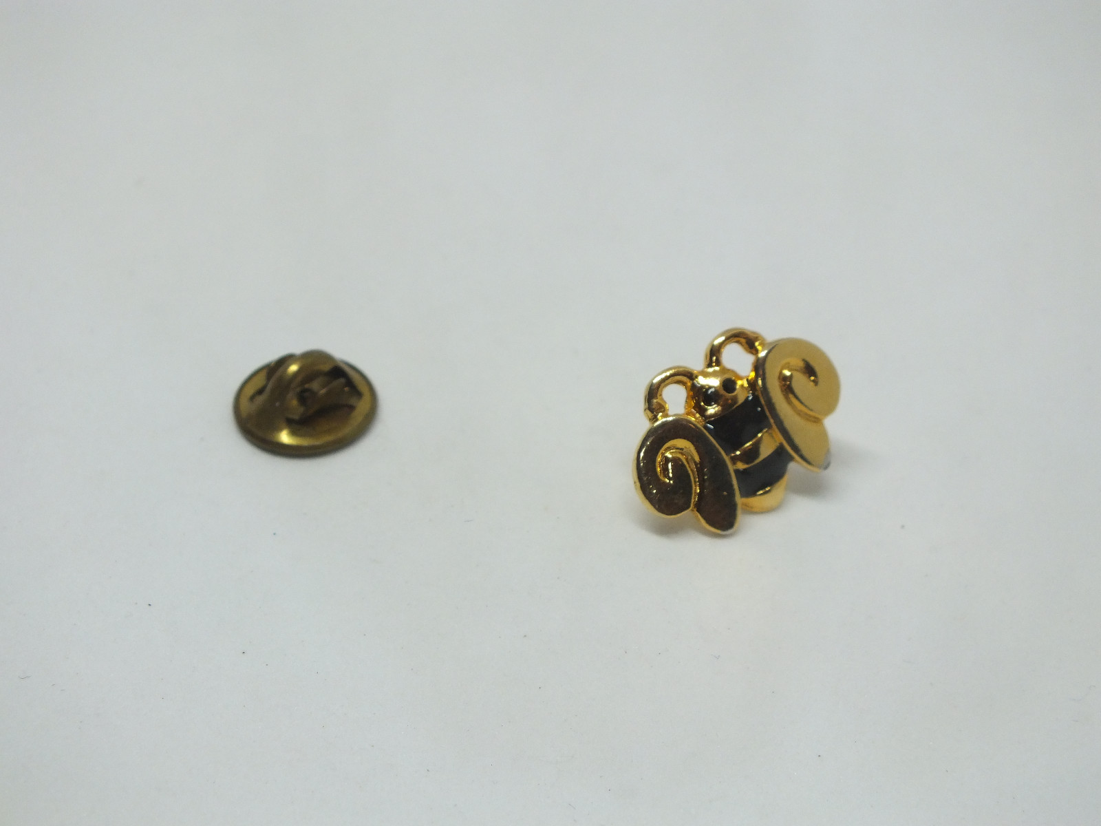 Cute Brooch Pin Gold Tone Bumble Bee Black Enamel 3/4 x 1/2″ NICE