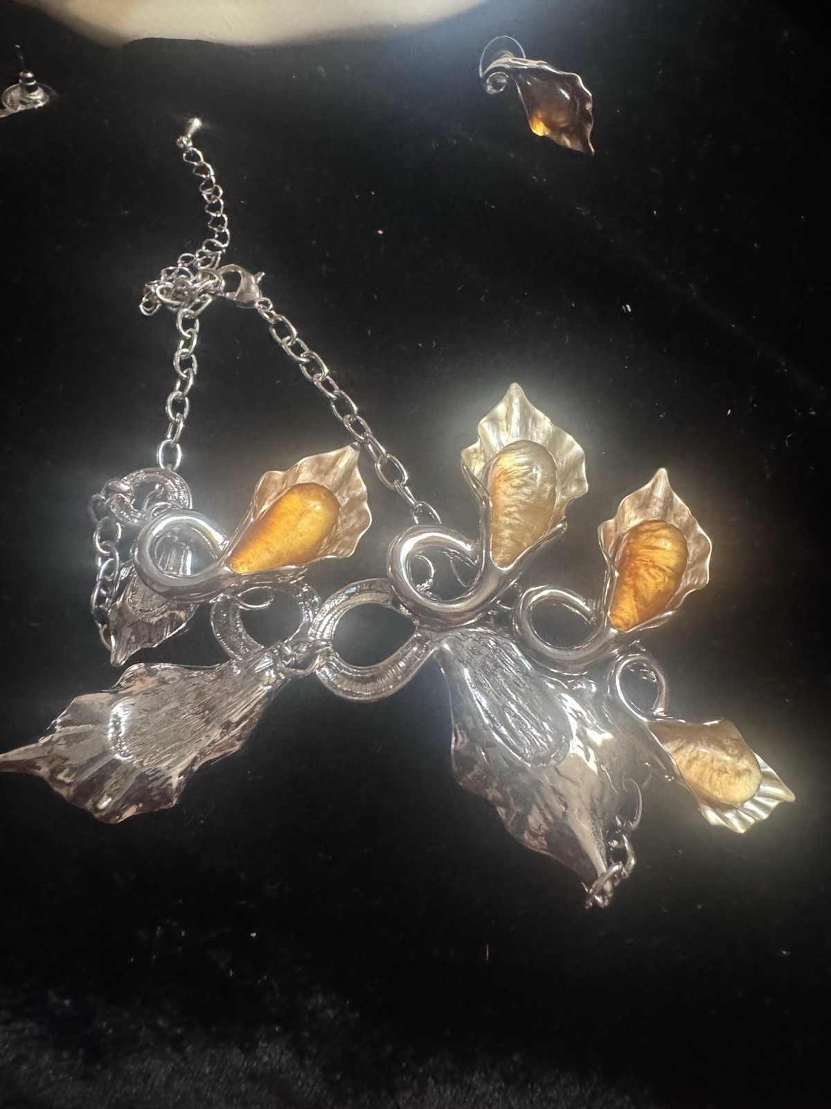 Unusual Lucite Silver Tone Leaf Jewelry Set Necklace & Earrings excellent .