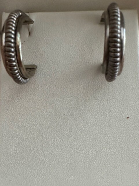 Pair of Silver Tone Medium Looped Earring – 1″ in Diameter – Pre-Owned
