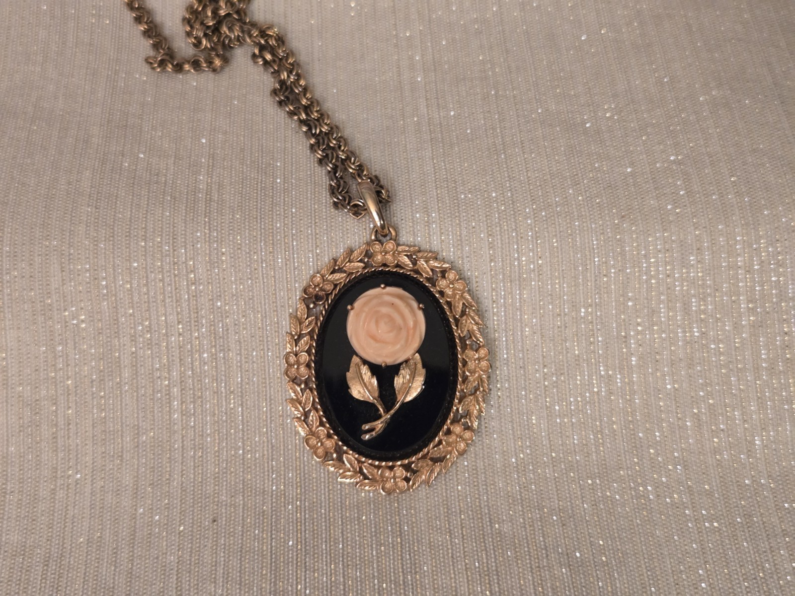 Vintage 1973 Avon “Serena Rose” mirror pendant necklace