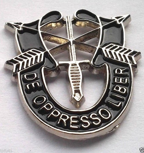 ARMY SPECIAL FORCES DE OPRESSO LIBER LARGE LAPEL PIN BADGE 1.25 x 1 1/8 INCHES