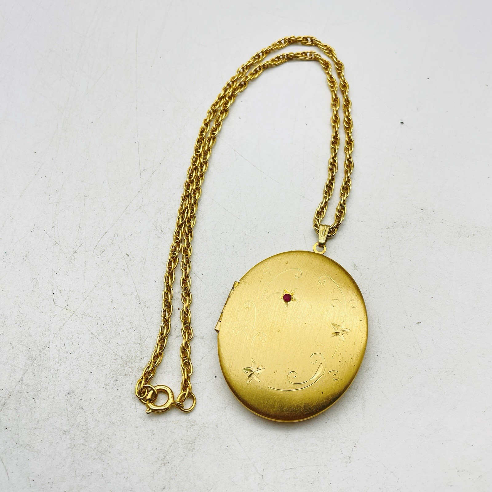 Vintage Gold Tone Necklace Oval Locket Etched Star Keepsake Photo Pendant