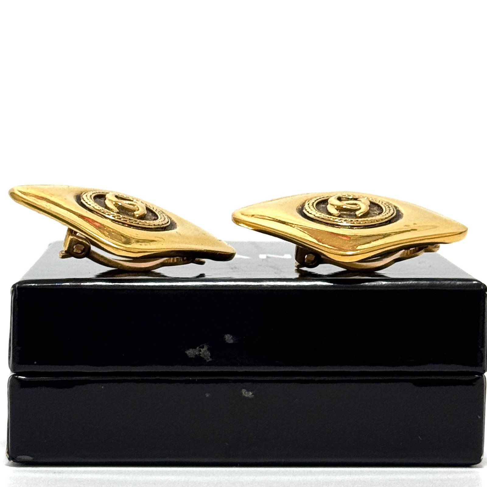 CHANEL 2432 DiamondShape Earrings Coco CC Logo Gold Vintage ClipOn Jewelry JAPAN