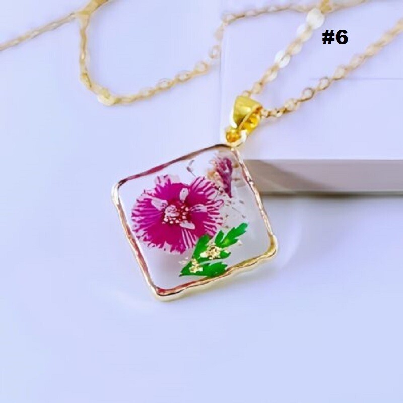 Resin/Glass Floating Pendant Natural Real Dried Flowers 18″ Chain Necklace