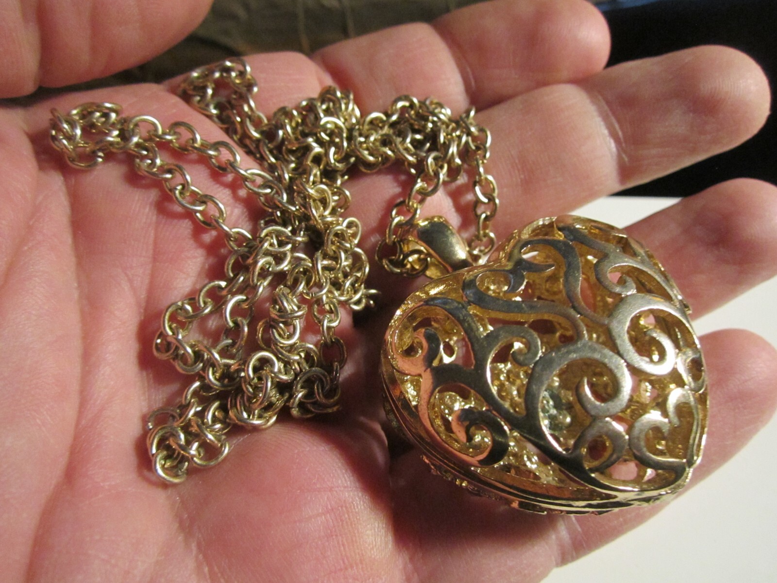 VINTAGE LARGE HEART PENDANT & NECKLACE 36″ – PENDANT 2″ X 1 3/4″ X 3/4″ – AG