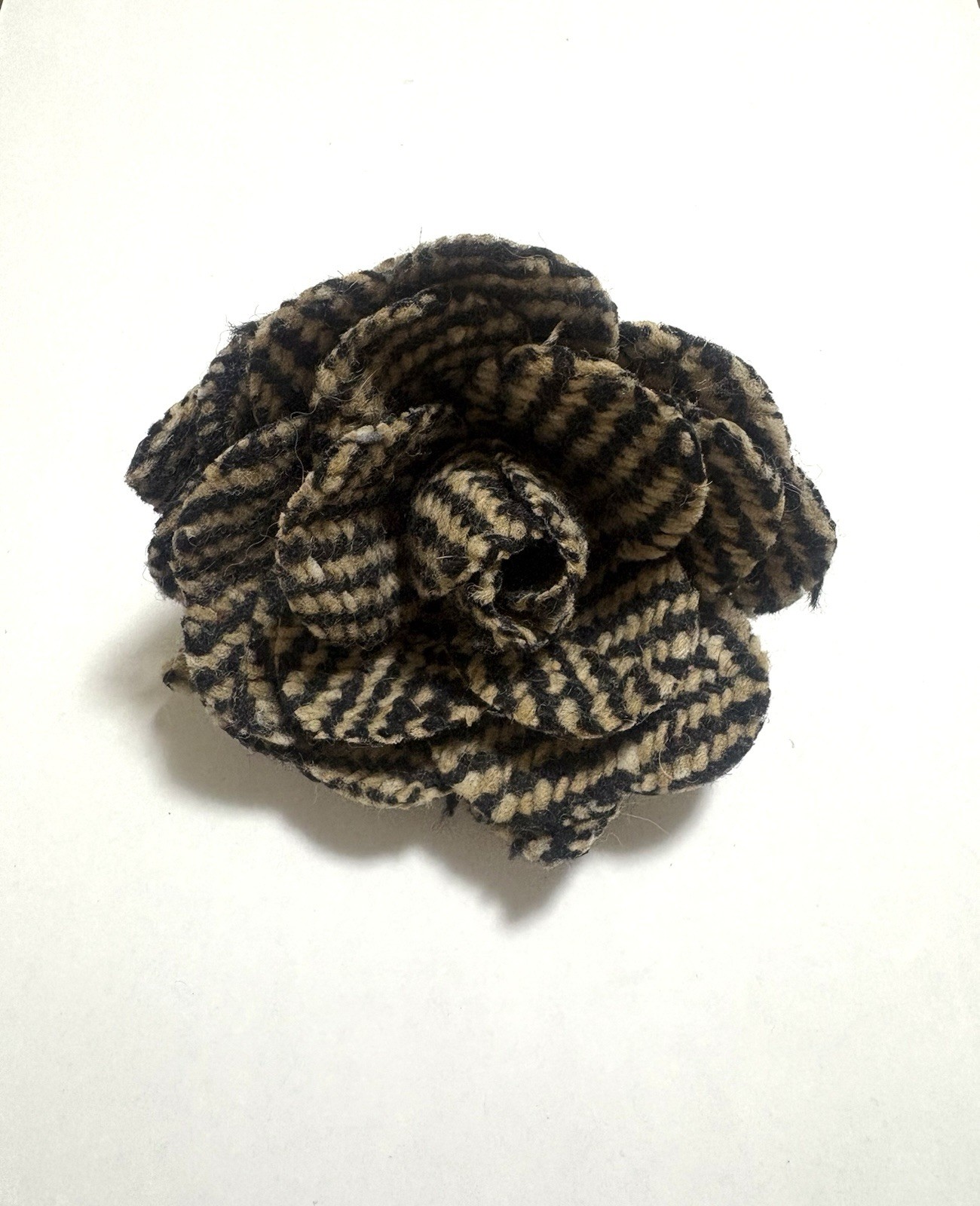 Authentic Harrods Tweed Rose Brooch Camellia Corsage – Houndstooth Beige & Black