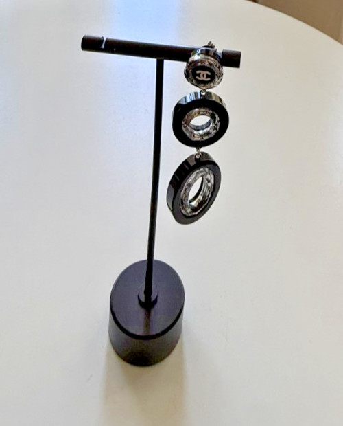 SINGLE CHANEL 60S-STYLE DROP-DISC EARRING BLACK AND SILVER MIRROR WITH CC LOGO