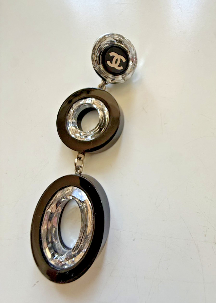 SINGLE CHANEL 60S-STYLE DROP-DISC EARRING BLACK AND SILVER MIRROR WITH CC LOGO