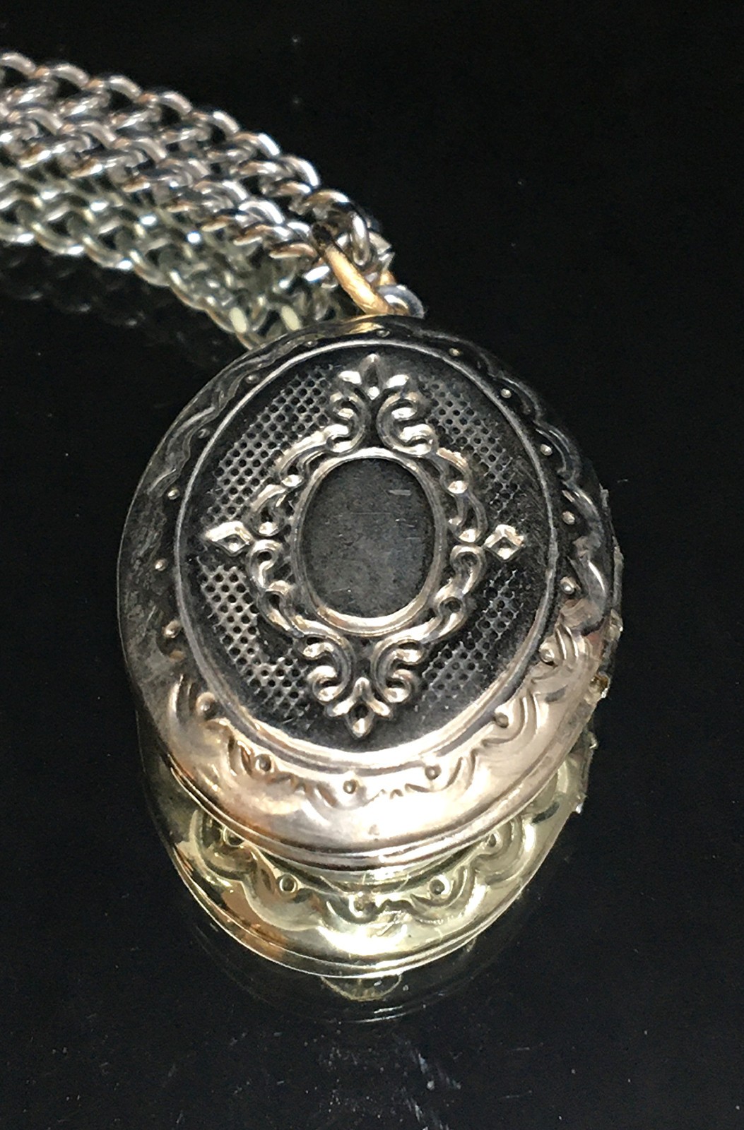 Oval Etched Silver Tone Locket Pendant Chain Necklace Vintage
