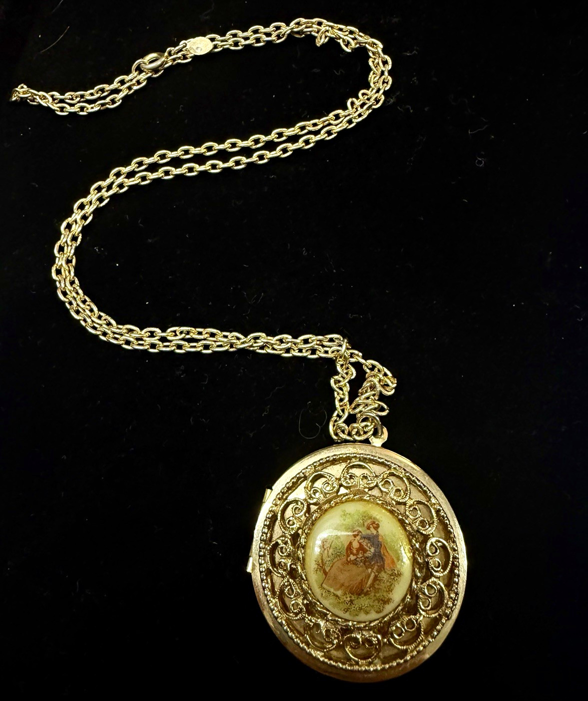 Vintage Gold Tone Courting Couple Locket with Avon Gold Tone Chain 28”