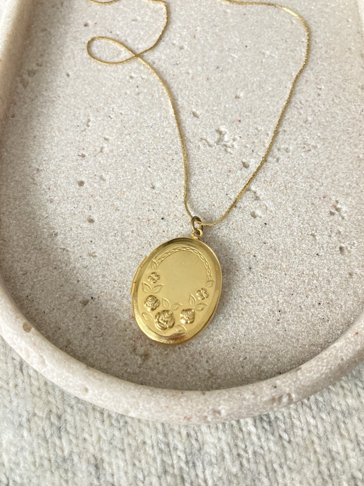 Oval Gold Tone Locket Necklace Etched Rose Flower Pendant Chain Keepsake