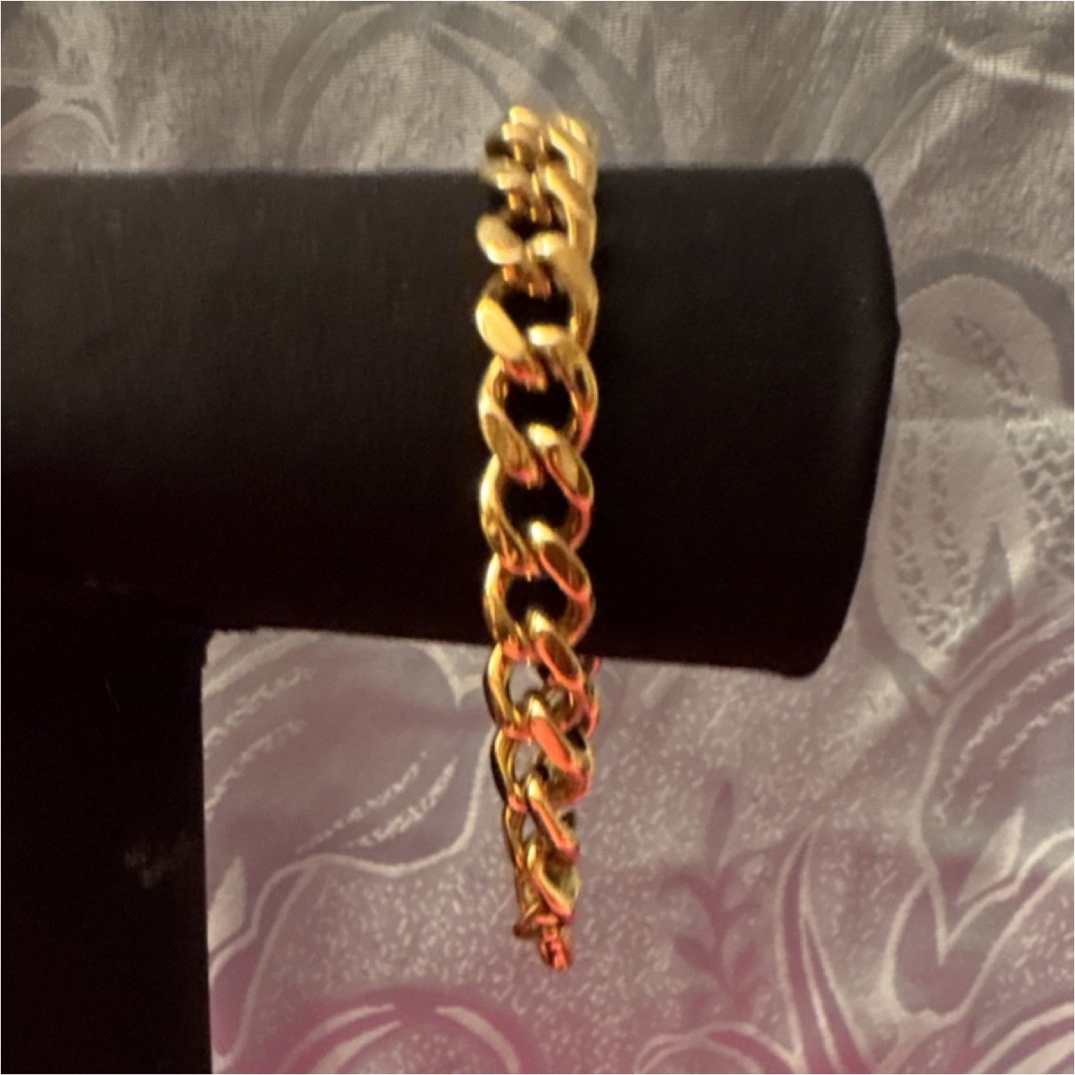 a.v. max Gold Curb Link Chain Bracelet Lobster Clasp Round 8 in