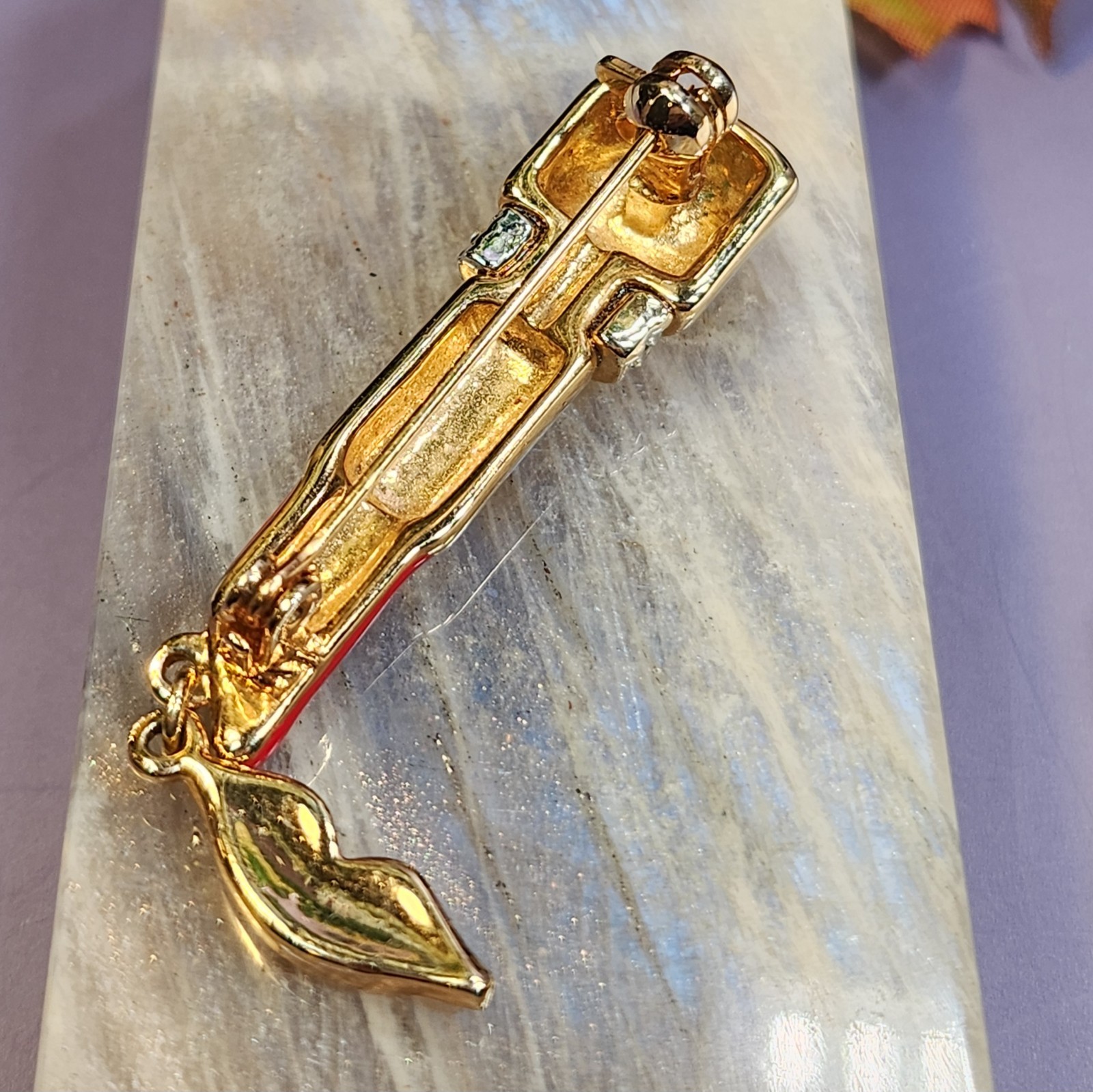 Costume Jewelry Gold Tone Red Enamel Rhinestone Lipstick Brooch Pin