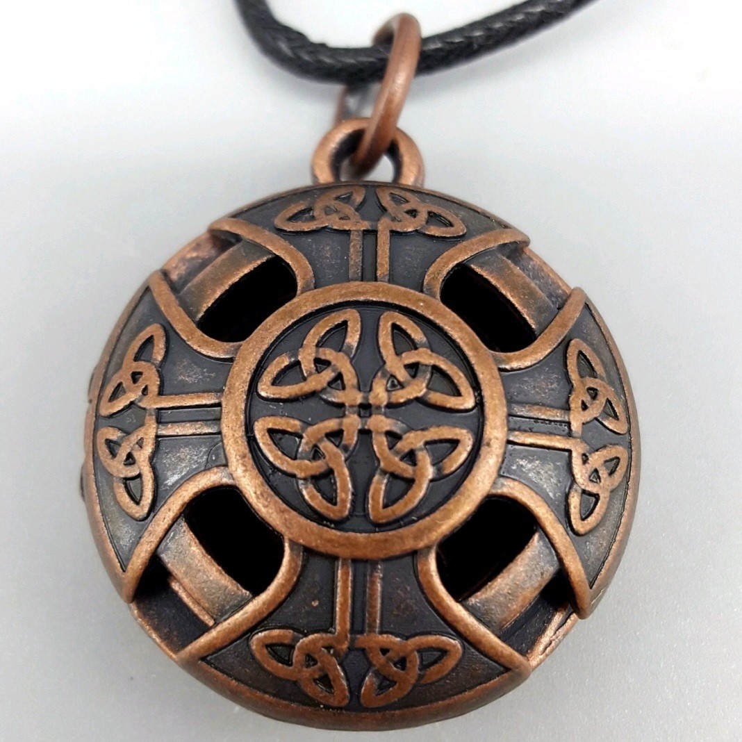 Celtic Knot Copper Hinged Locket Aromatherapy Diffuser Pendant Necklace 1-1/8″