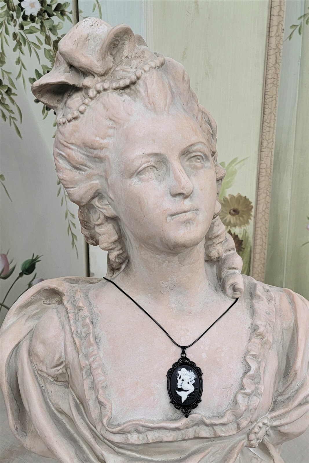Victorian Trading Siren of the Sea Mermaid Cameo Pendant Necklace Black Wht 30G
