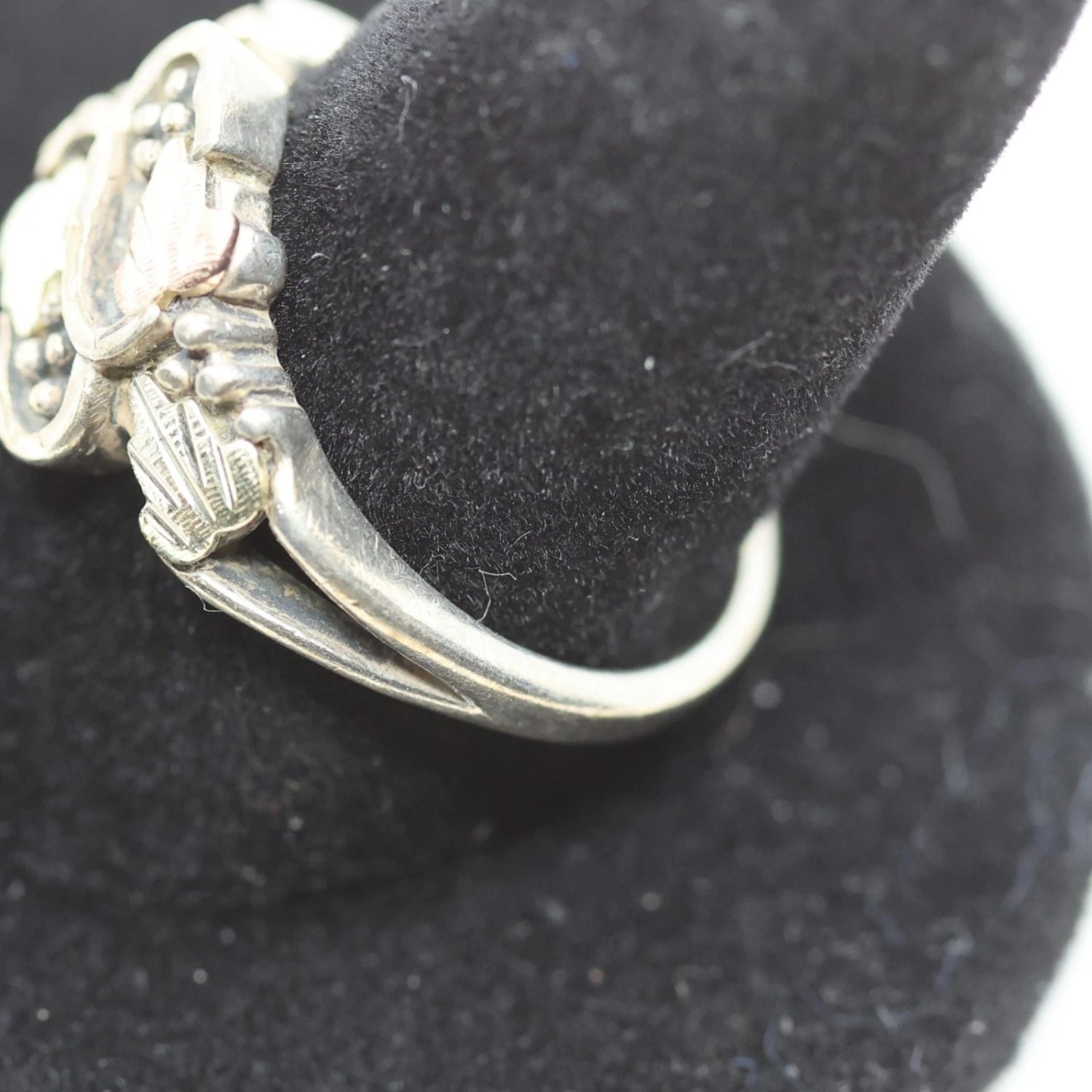 Black Hills Gold Sterling Silver 12K Rose Green Leaf Ring Size 7.5 Tri-Color