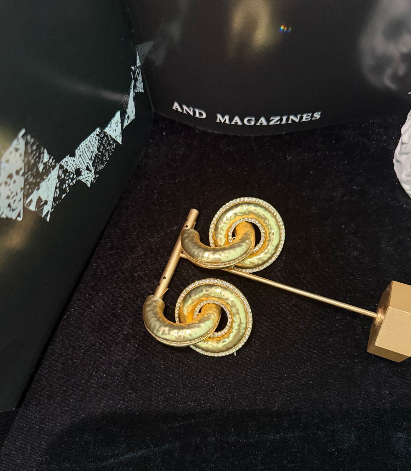 🎁NEW AUTHENTIC High Quality Schiaparelli Catwalk Donut Rhinestone Gold Earrings