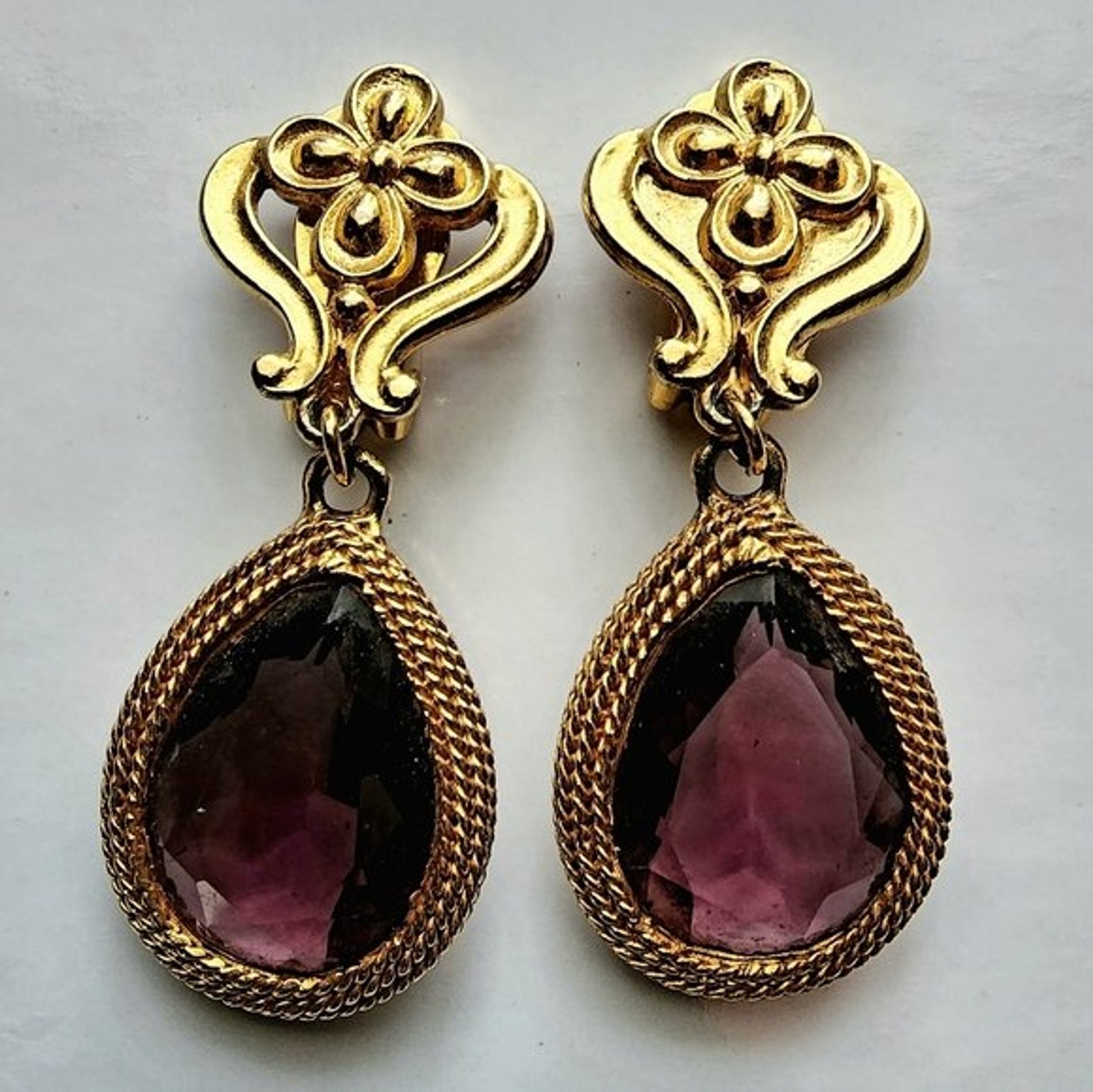 Retro Antique gold tone fleur-de-lis clear amethyst teardrop Clip on earrings