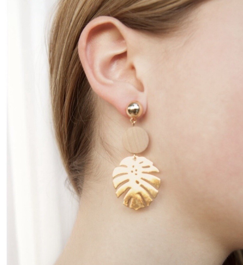 ETTIKA Earrings Island Vibe Palm Leaf NEW Dangle Gold-Tone Wood Disc REVOLVE