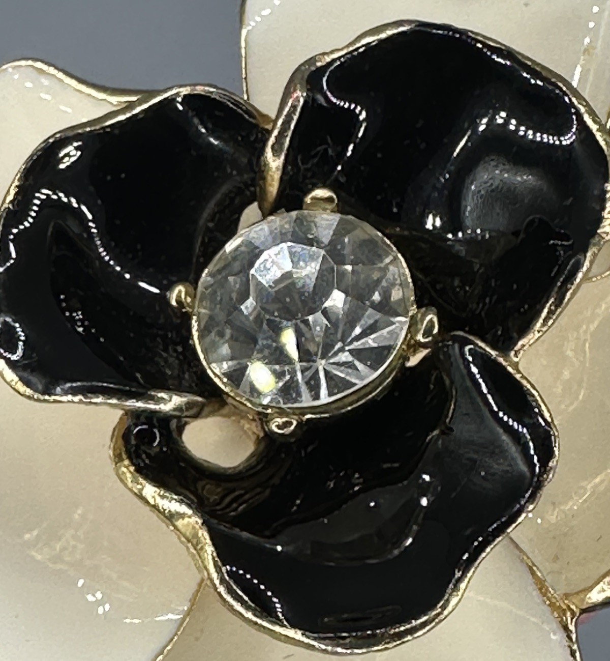 KJL Kenneth Jay Lane Black & Cream Camellia Floral Statement Cocktail Ring Vtg