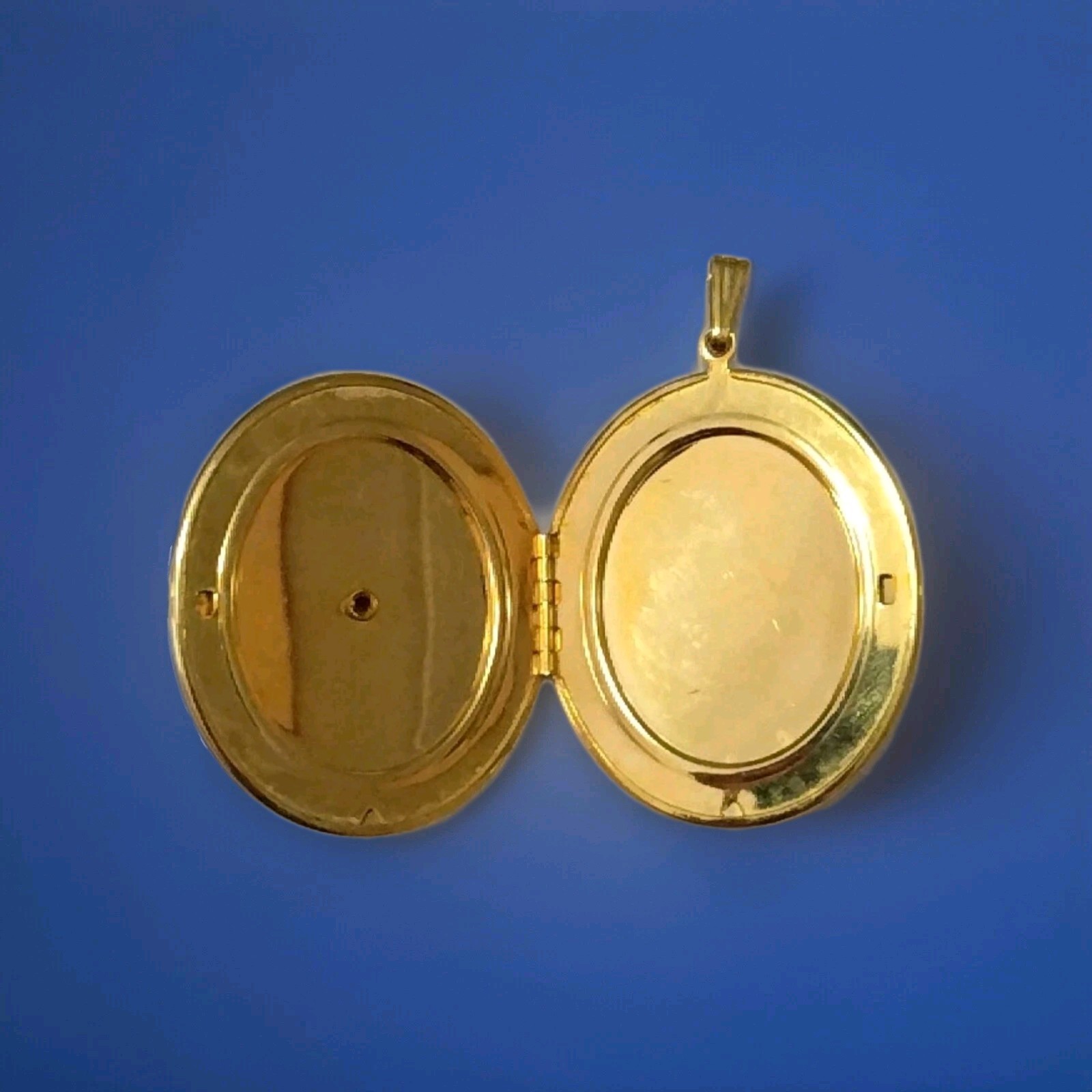 GOLD FILLED OVAL Pendant In Great Condition