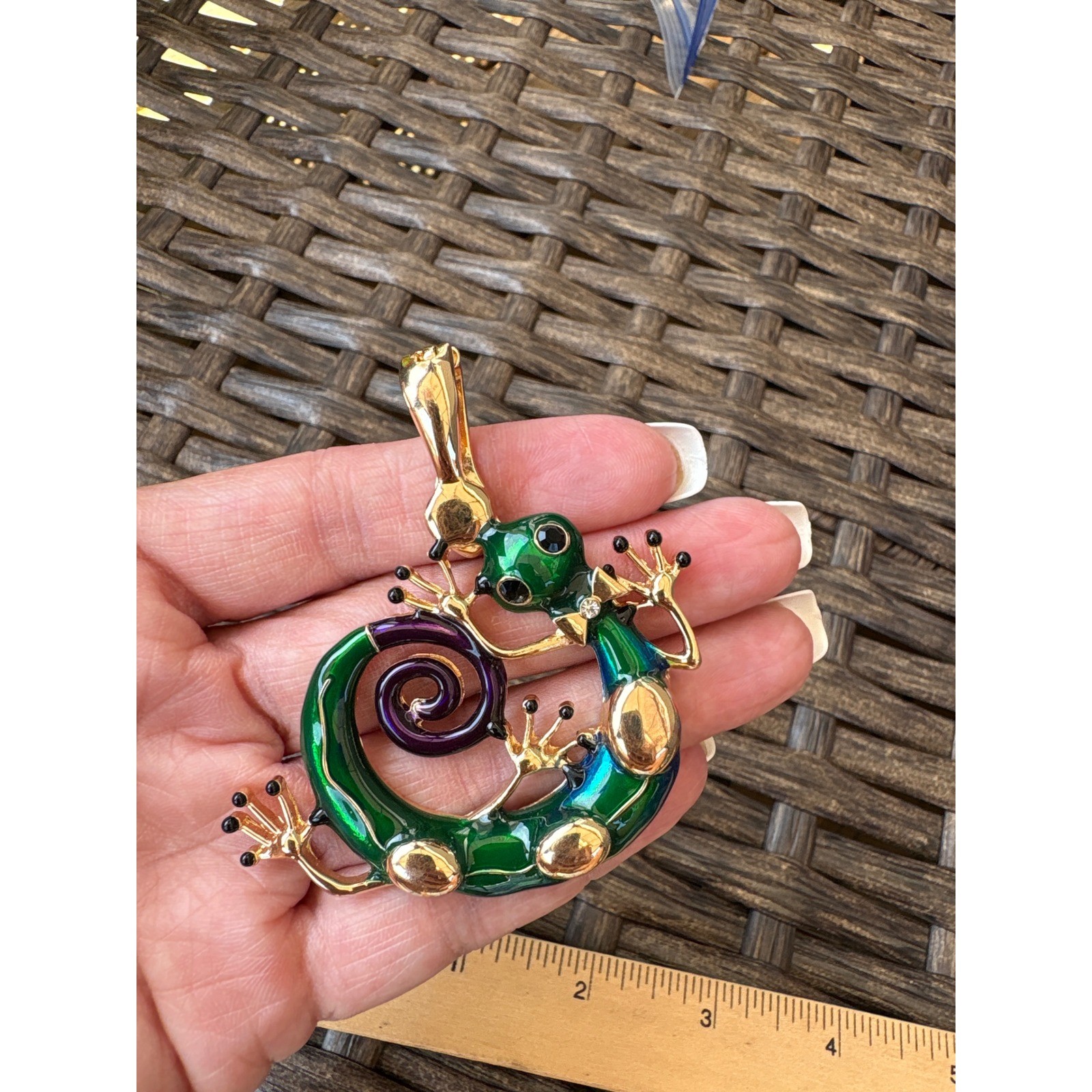 RMN Roman Enamel Lizard Gecko Pendant Gold Tone Green Purple Bow Tie Statement