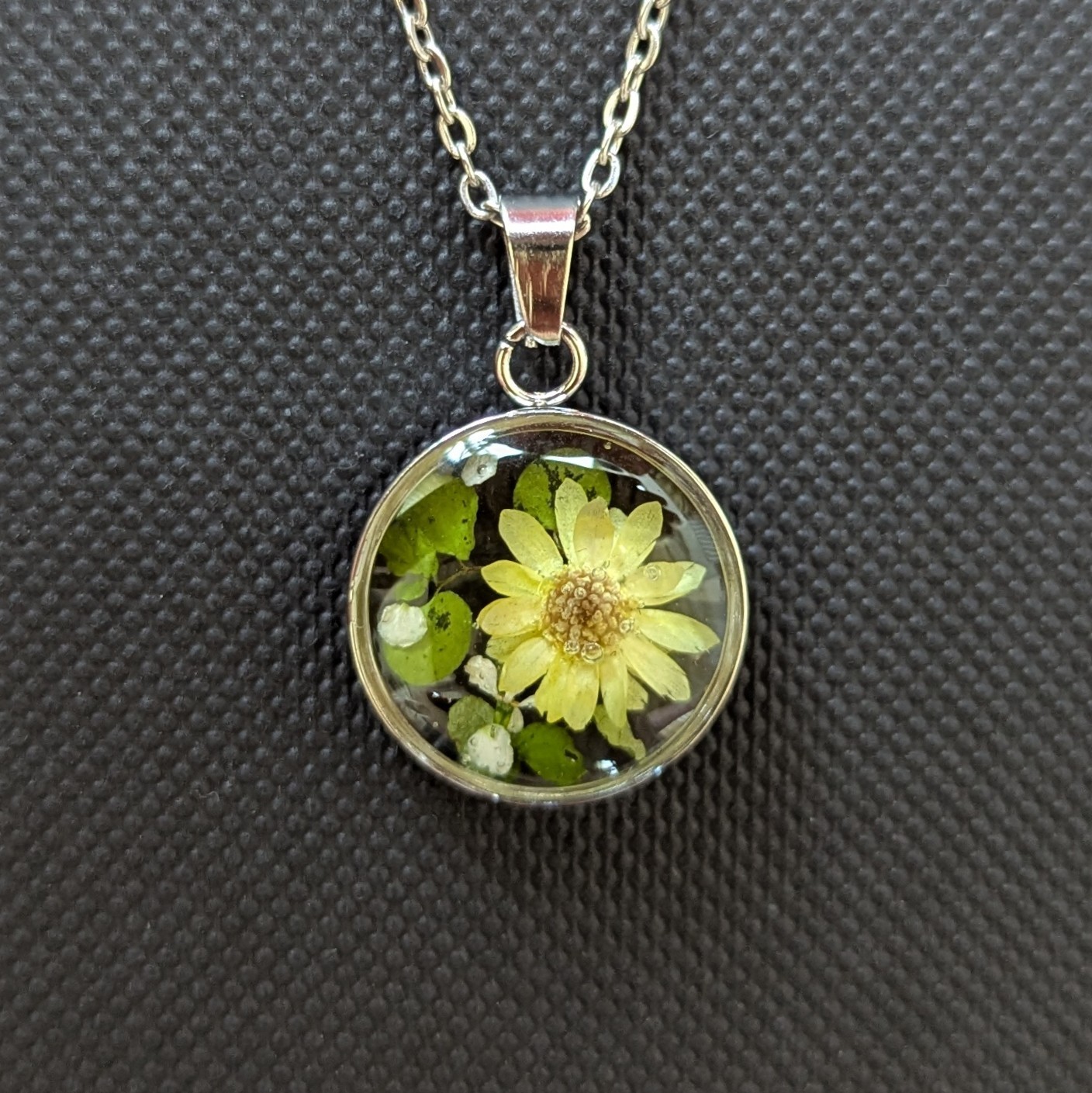 Handmade botanical round pendant necklace real flower in resin yellow star daisy