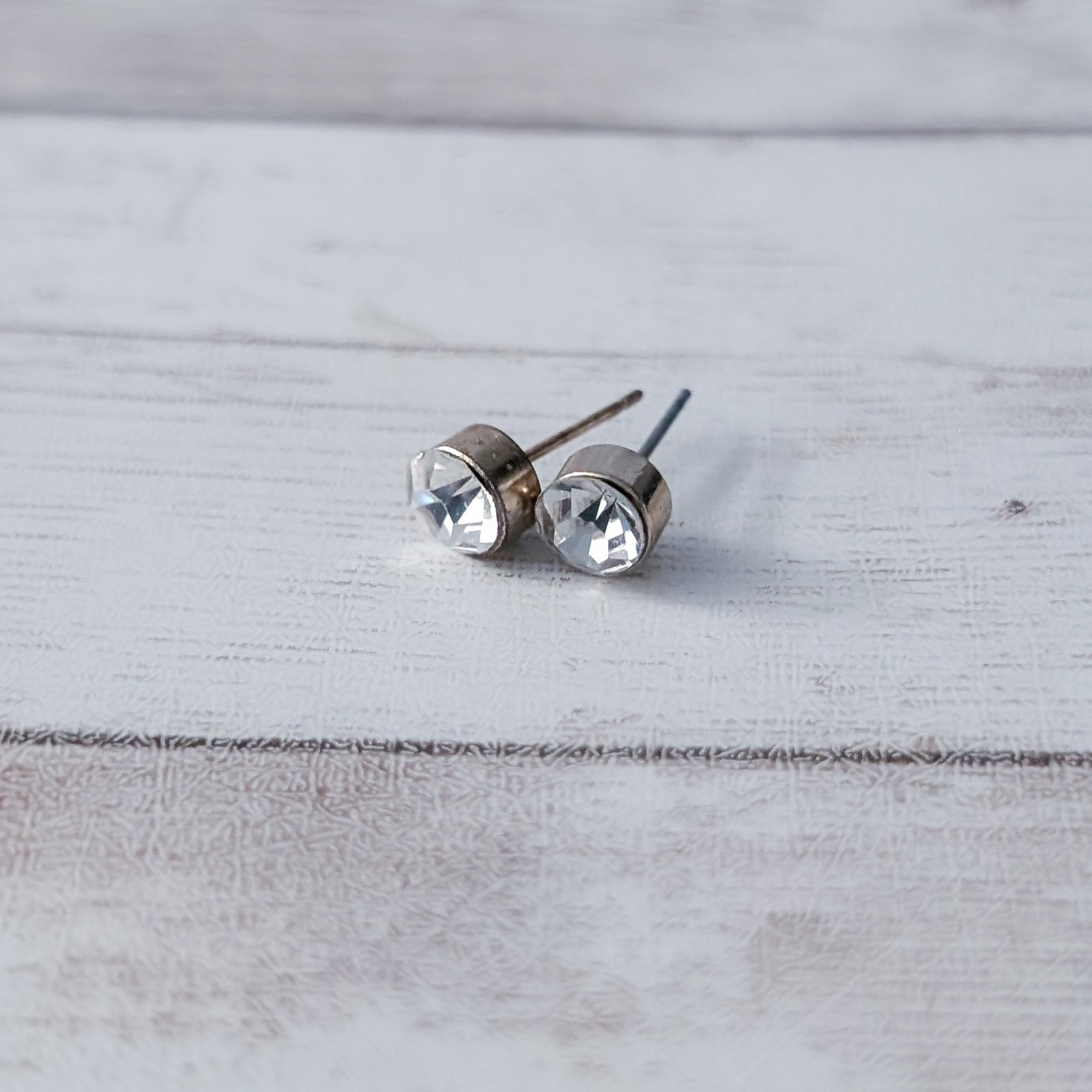Stud Earrings 0.25″ Round Clear Gem & Gold Tone – Fair Condition