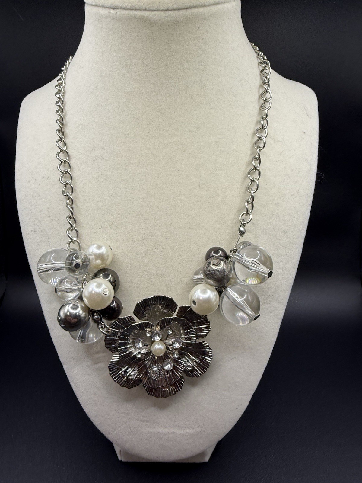 Silver-Tone Metal Flower Charm Statement Collar Necklace 20.5 Inch Lobster Clasp