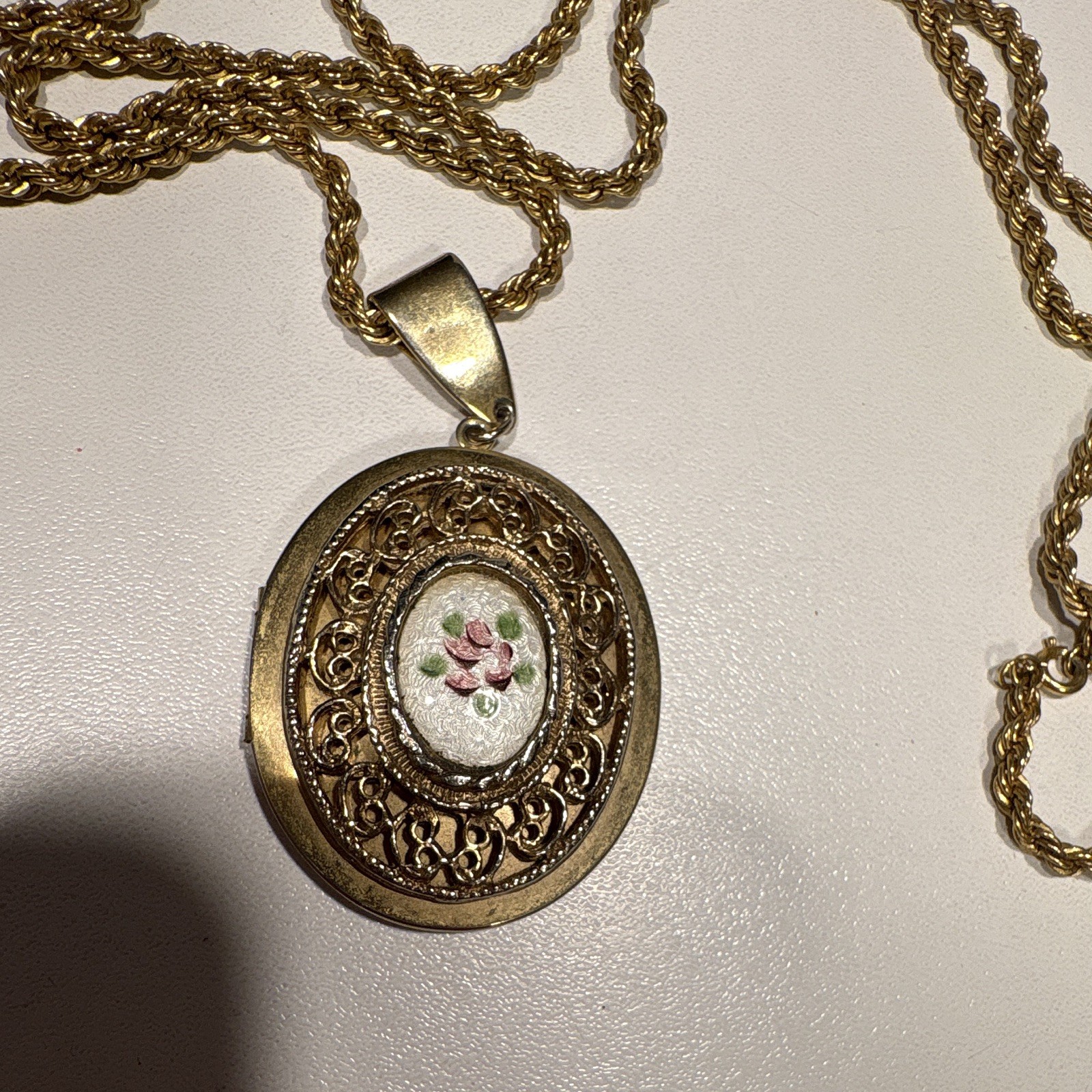 Gold Tone Oval Photo Locket Pendant Necklace Rope Chain 30 in Floral