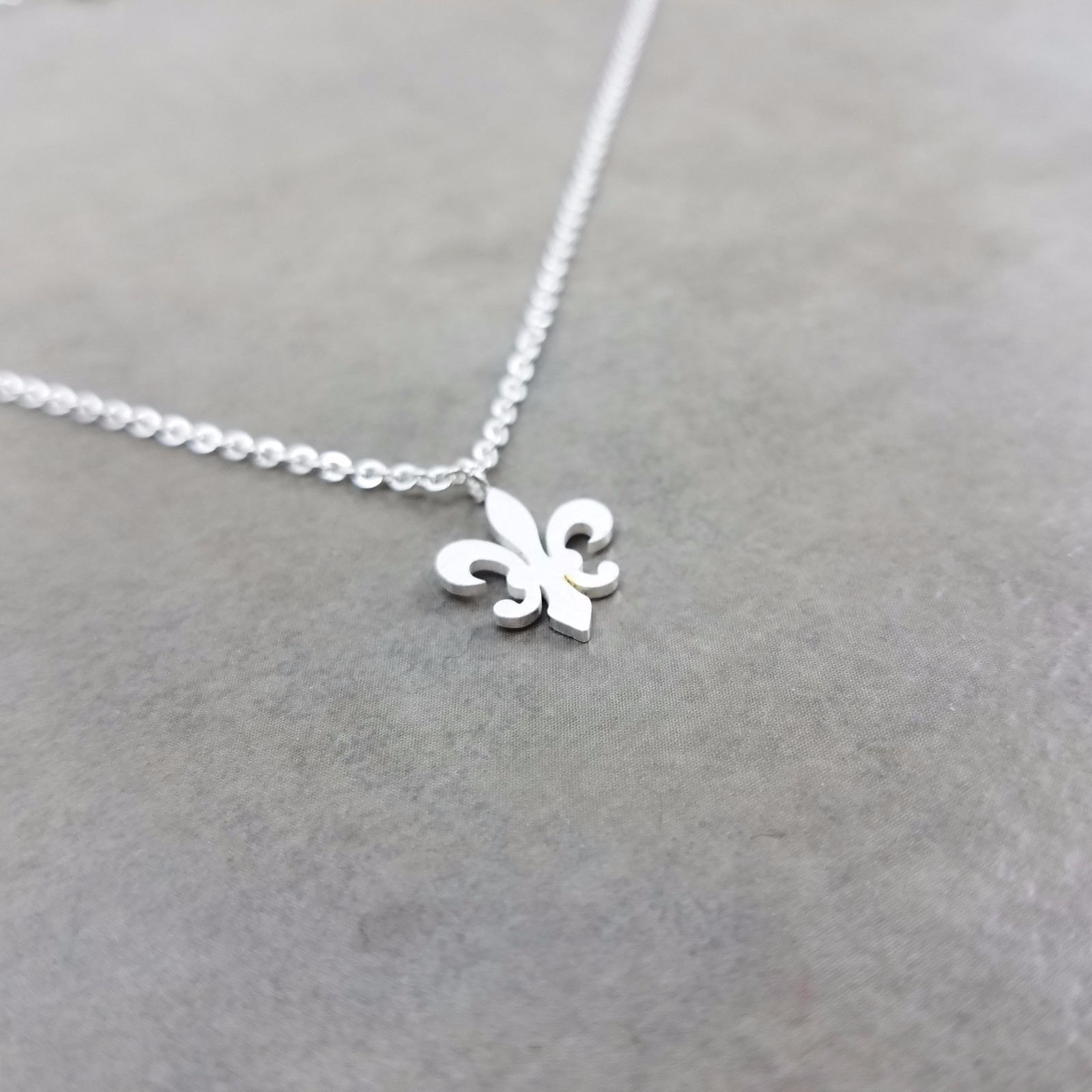 Fleur de Lis Saint Symbol SILVER Plated Necklace Gift Box Flower Lily Catholic