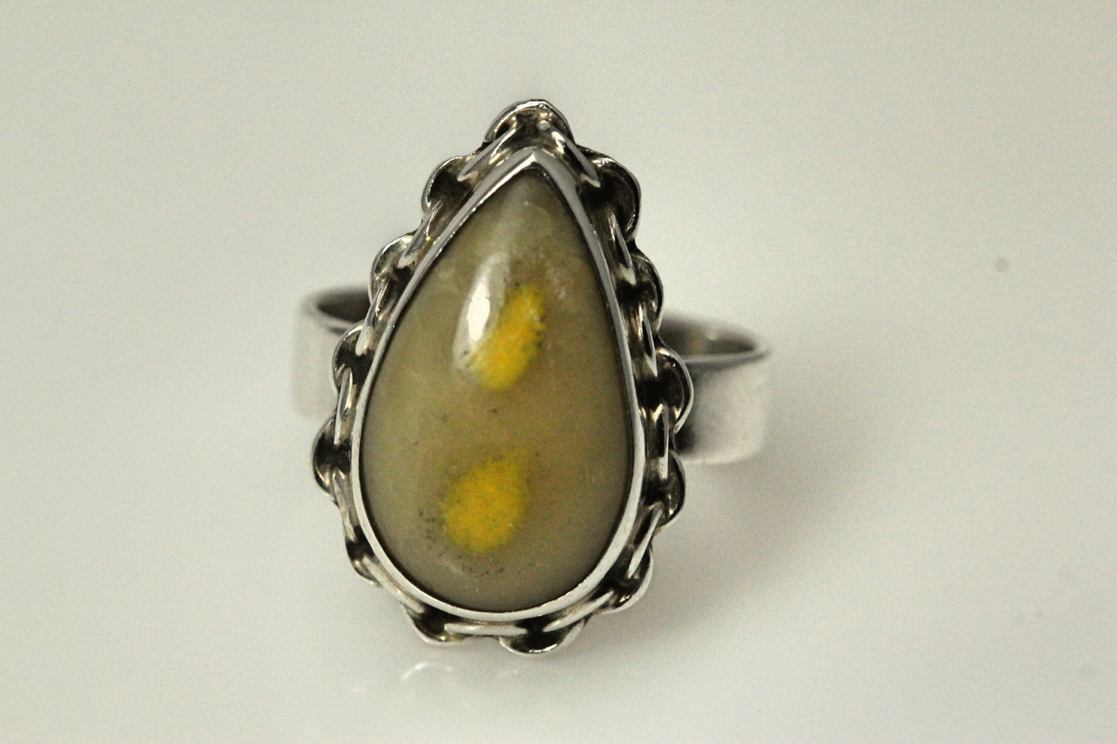 925 Sterling Silver Size 8 Tear Drop Shaped Stone Ring 6.7 Grams (RIN8149)